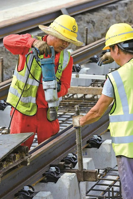 嘉兴有轨电车建设现场直击 每日推进250米，权威解答市民关切